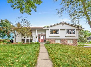 2717 Lamplighter Ln, Minneapolis, MN 55422