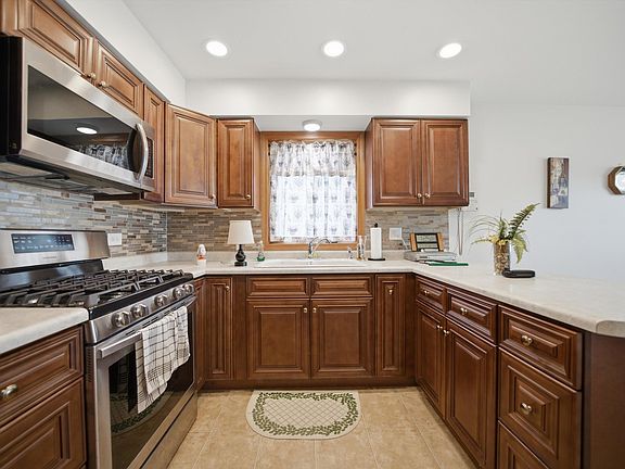 3rd image of 6428 W 85th St