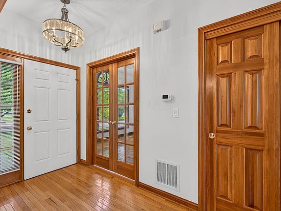 5th image of 895 Linworth Village Dr