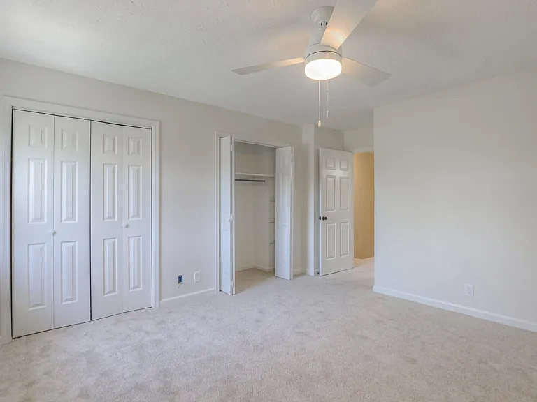 Brentwood Square Condominiums — Photo 17