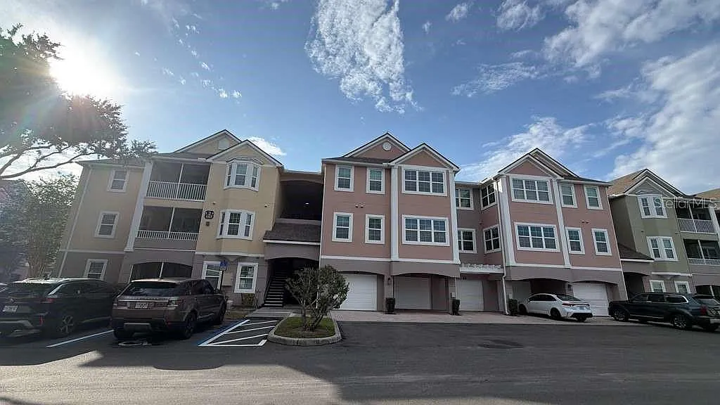 1 bed, 1.0 bath, 945 sqft, $1,550 — Photo 1