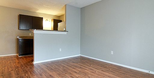 1st image of 902 N Oak St APT 14