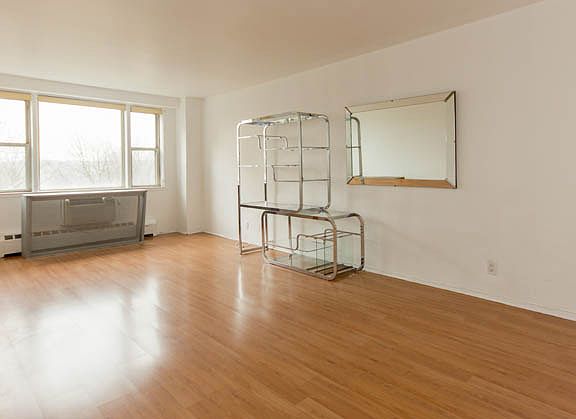 4th image of 5800 Arlington Ave APT 4N