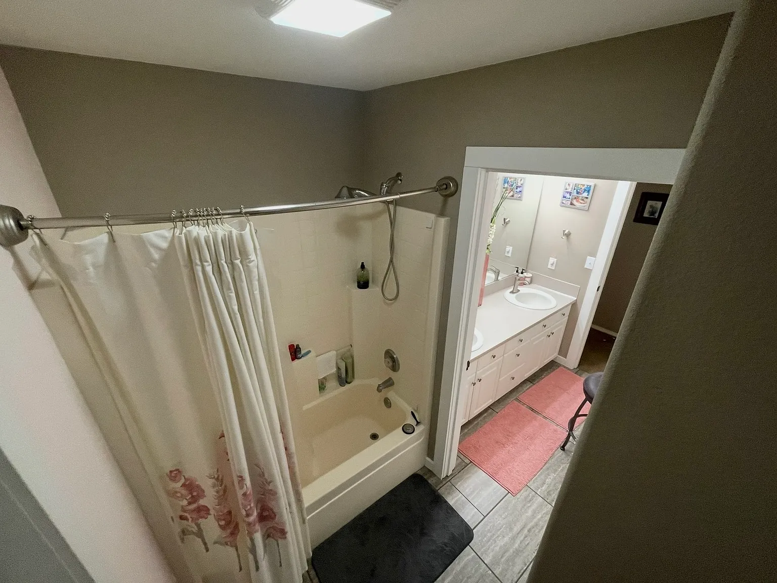 4 bed, 2.5 bath, 2951 sqft, $995 — Photo 2