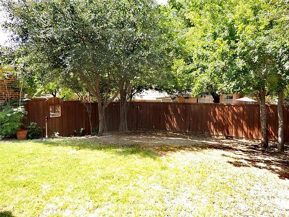 5th image of 3905 Montrose Dr