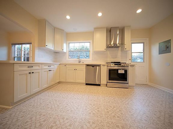 3rd image of 840 N Curson Ave