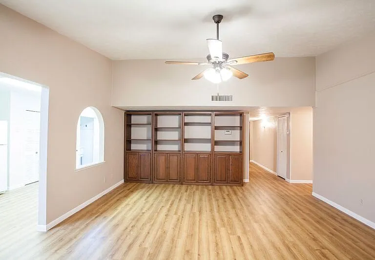921 Mossvine Dr — Photo 24