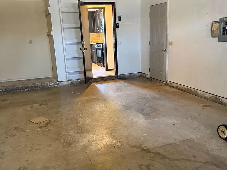 1082 Castlebury Mansion — Photo 34