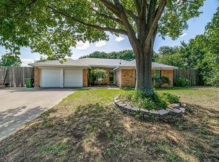 2061 Parkridge Dr, Hurst, TX 76054
