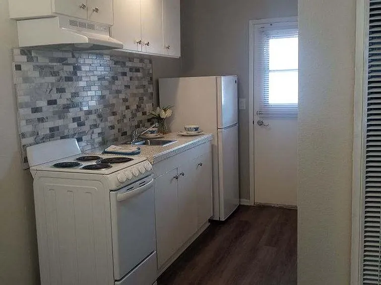 127 W Cypress St — Photo 24