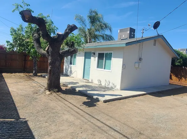 1218 1/2 K St, Sanger, CA 93657
