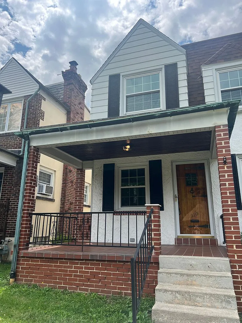 Charming Renovated Mount Penn 3 BR For Immediate Move In — Photo 1