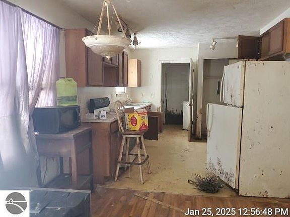 5th image of 556 Crystal Ave