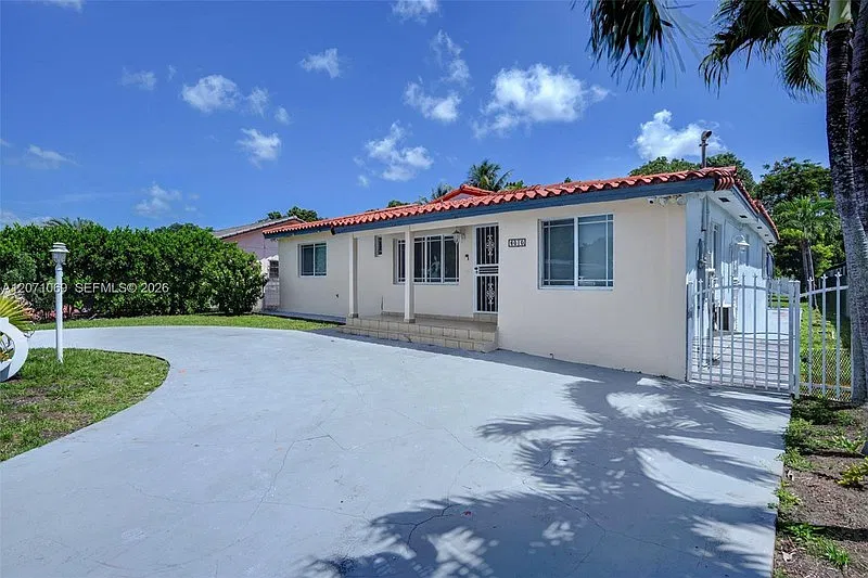 6010 SW 19 St #6010 — Photo 2
