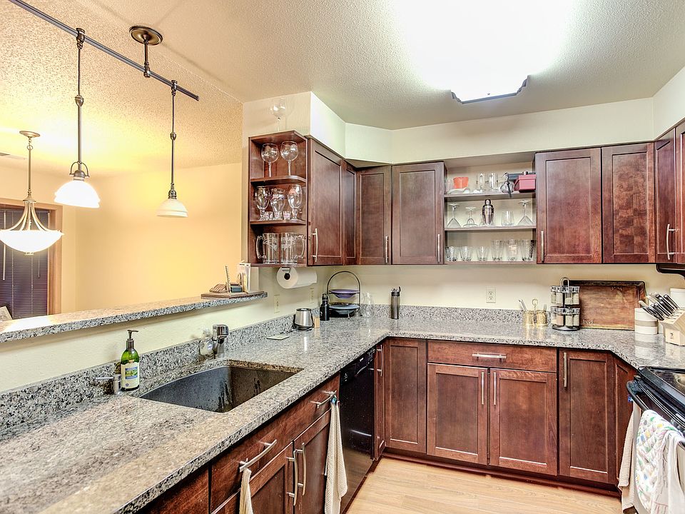 Remodeled Kitchen w/ SS Appliances and Granite Countertops
