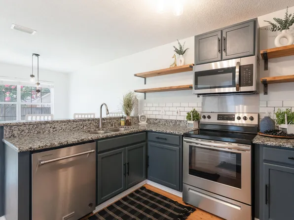 558 Rough Leaf Ln, Mary Esther, FL 32569