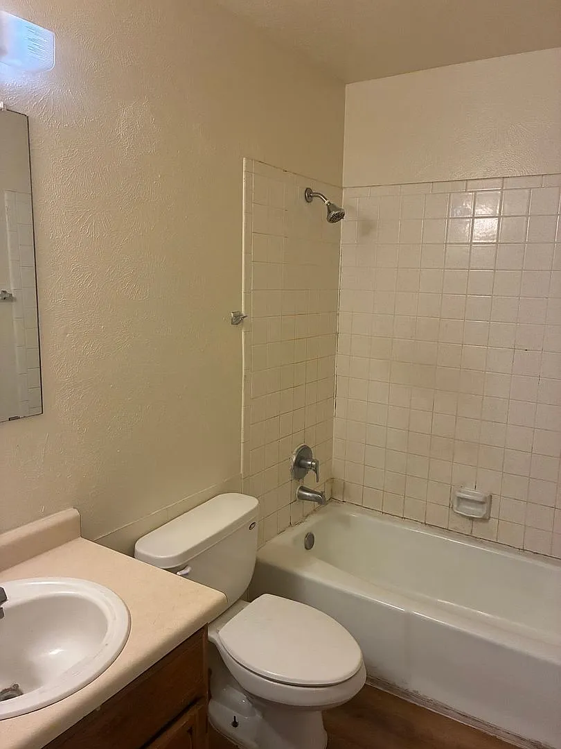 538 Ortiz SE — Photo 2