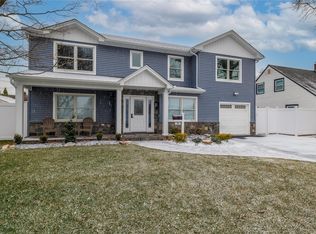 24 Clover Ln, Levittown, NY 11756