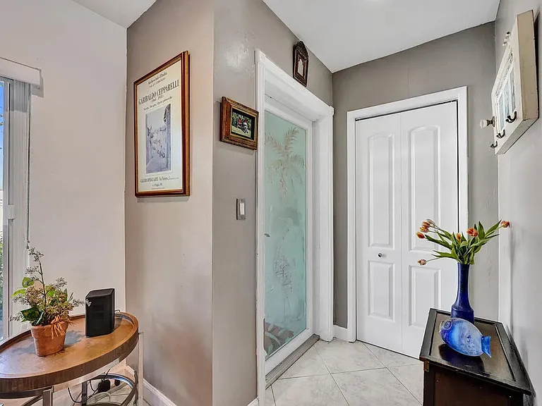 1036 NE 9th Ave — Photo 16