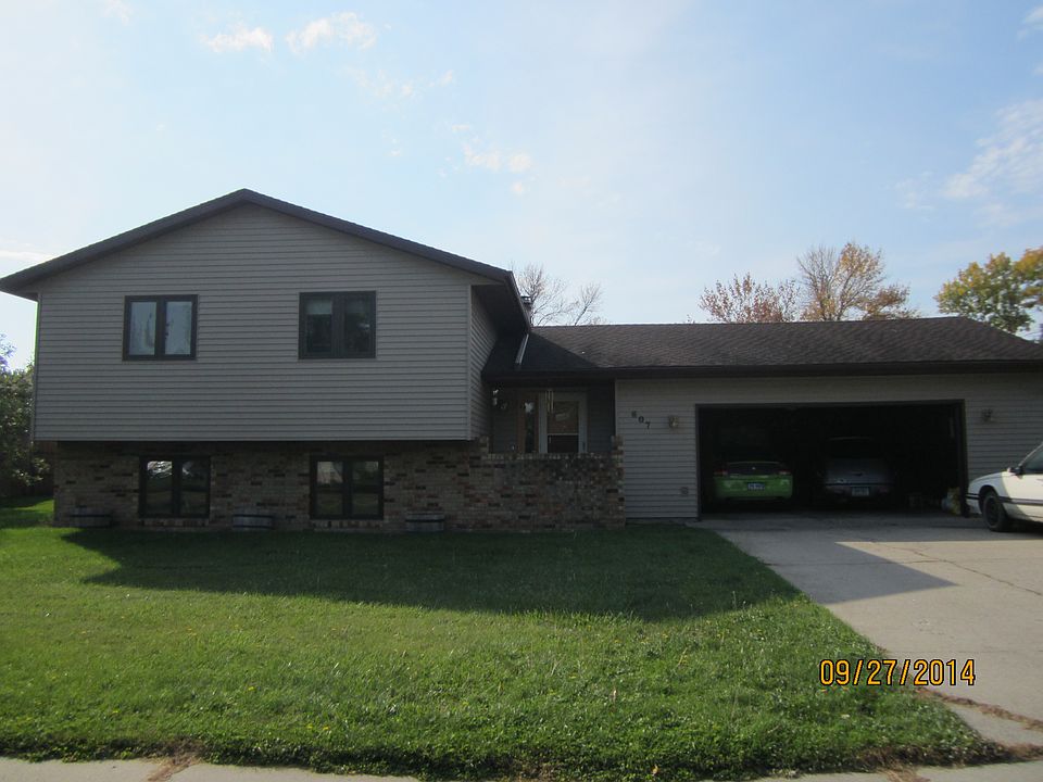 1st image of 607 10th Ave W