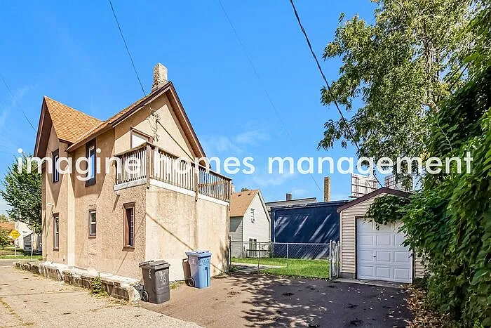916 20th Ave NE — Photo 17