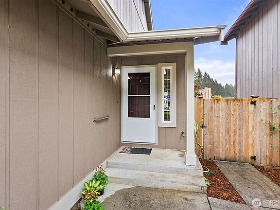 3rd image of 606 Malibu Drive SE