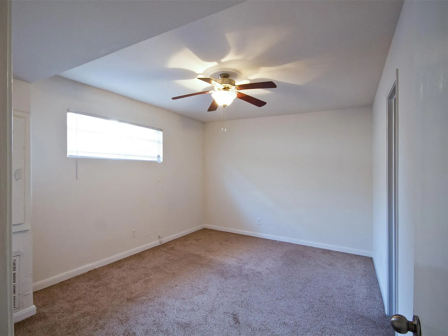 1 bed, 1.5 bath, 700 sqft, $1,195 — Photo 2