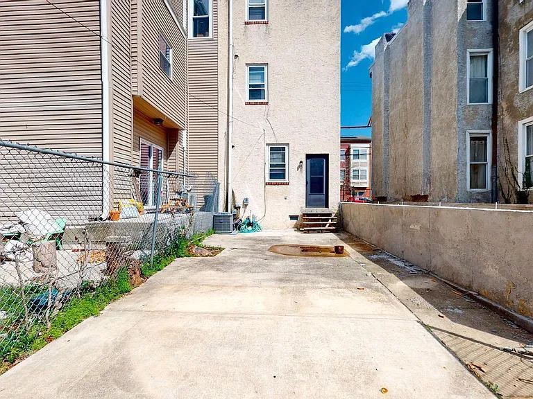 652 N 36th St — Photo 17