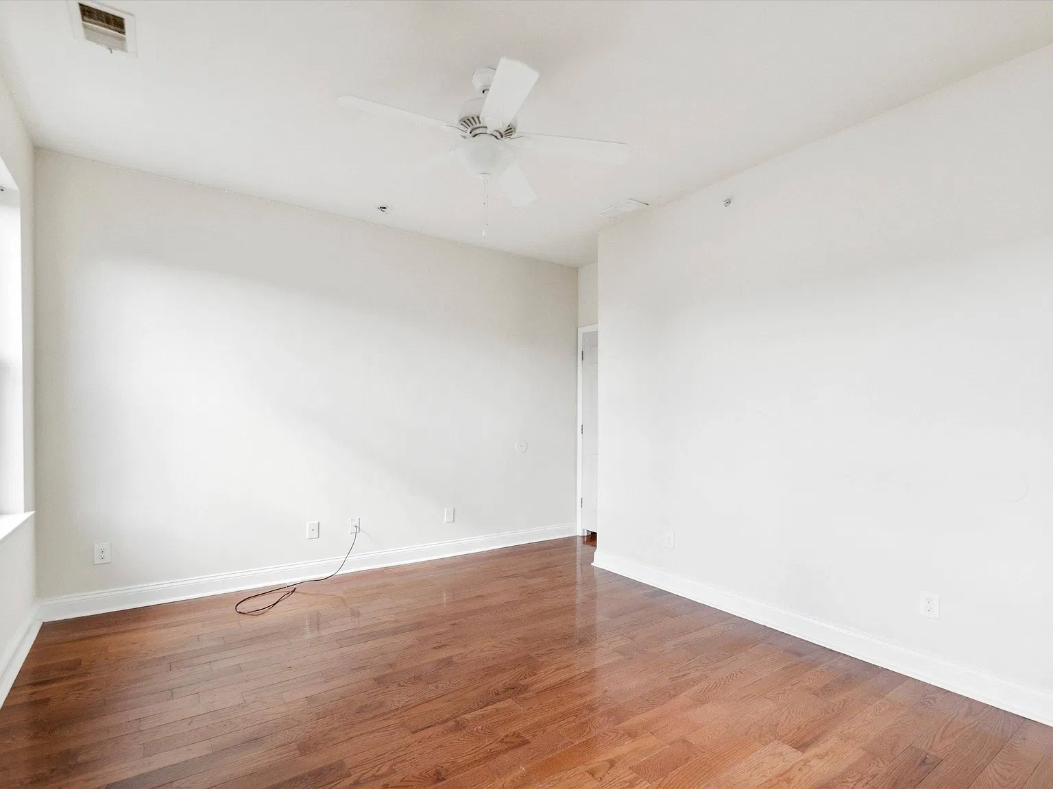 5 bed, 1812 sqft, $2,700 — Photo 2