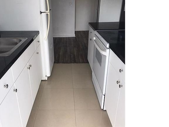 3rd image of 1951 NE 167th St APT 18
