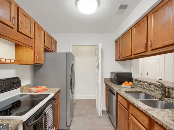 501 Barrington Hills Dr, Sandy Springs, GA 30350