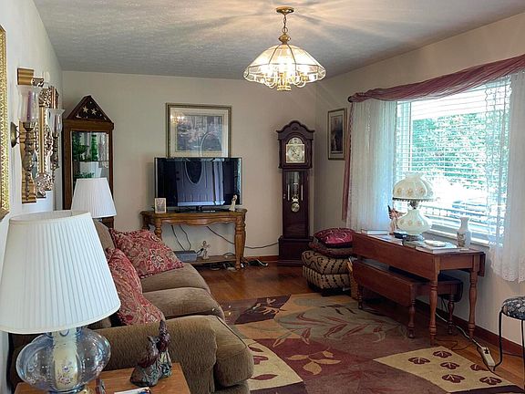 5th image of 611 Riverview St