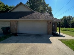 52 Ray St, Fayetteville, AR 72701