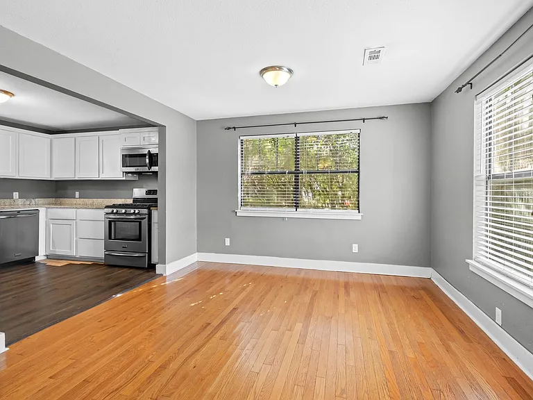 1022 W Holly St — Photo 9