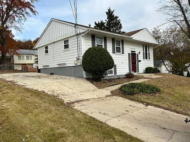 4708 Davis Ave — Photo 2
