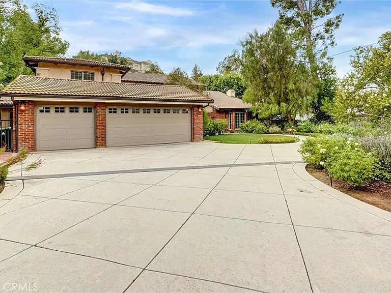 4751 Topeka Dr — Photo 2