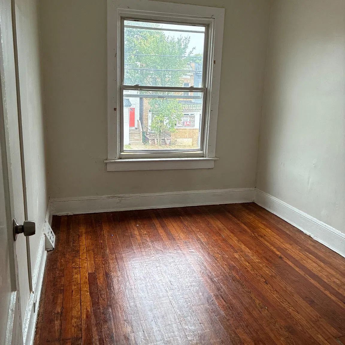 3 bed, 1.0 bath, 1424 sqft, $1,600 — Photo 3