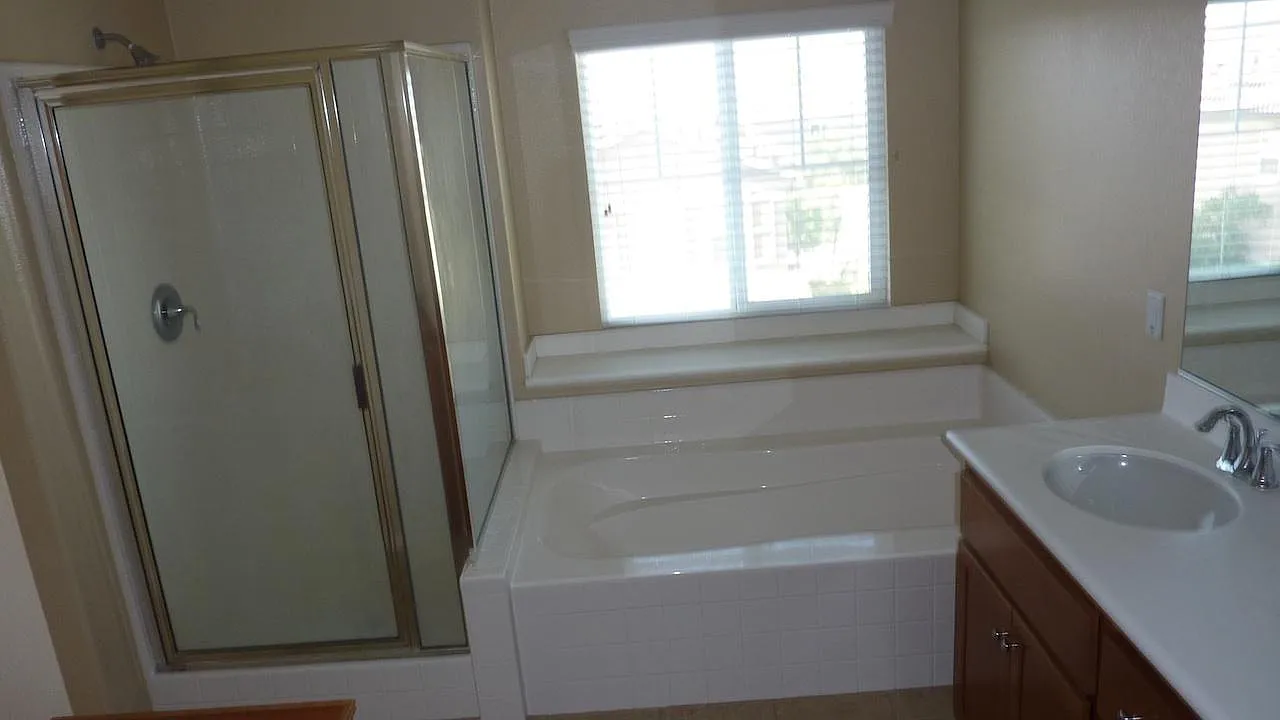 4 bed, 2.5 bath, 1932 sqft, $3,225 — Photo 2