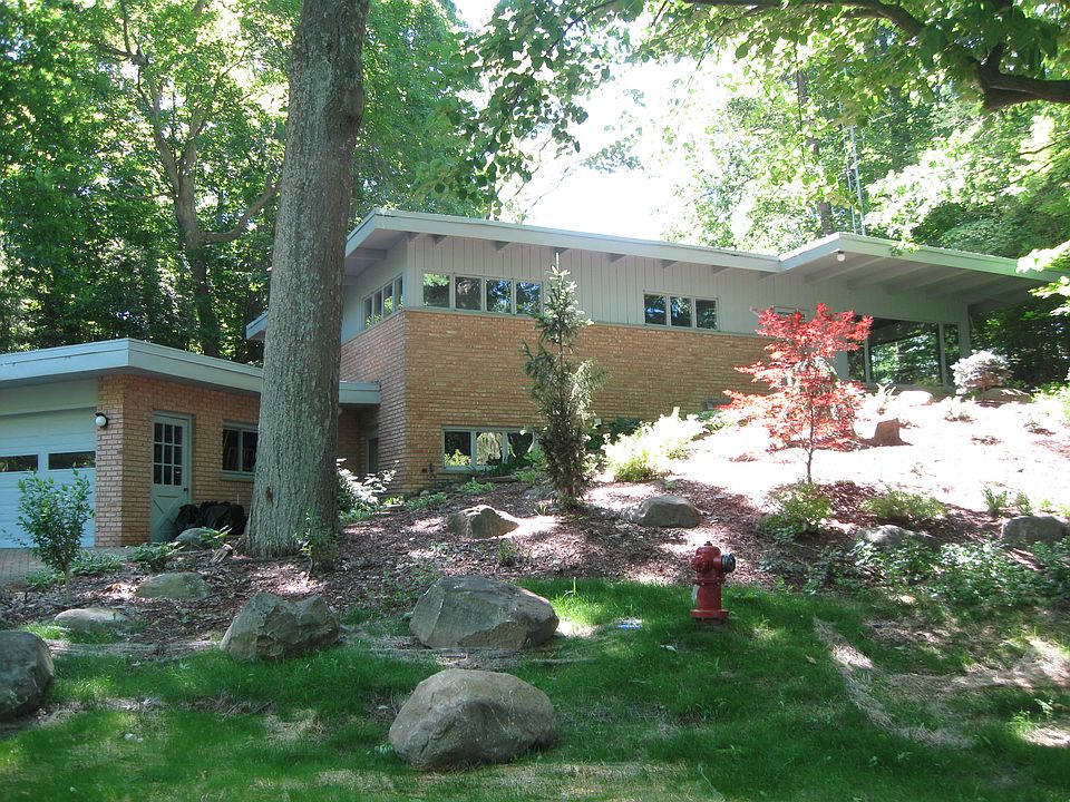 1st image of 4050 Woodland Dr