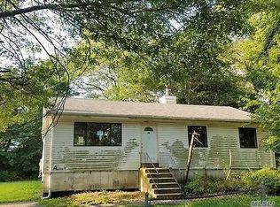 74 Seymour Ln, Medford, NY 11763