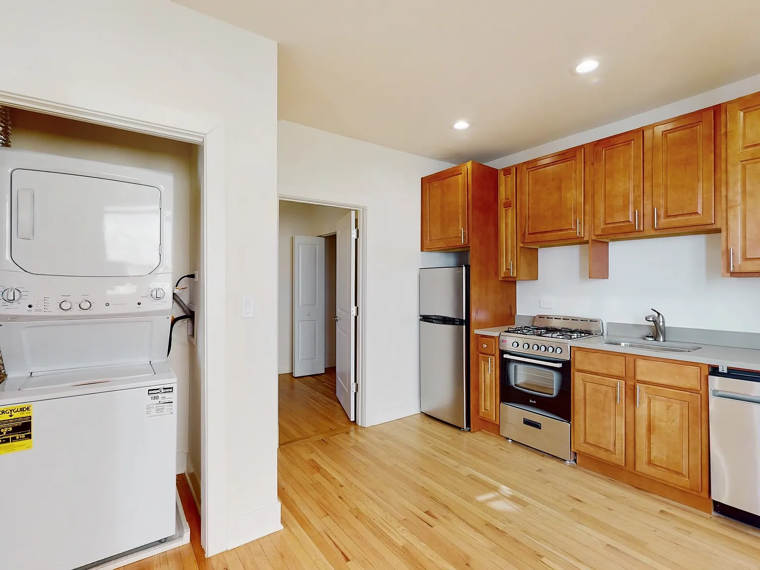 2 bed, 900 sqft, $2,500 — Photo 2