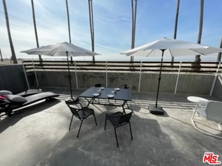 2609 Ocean Front Walk — Photo 2