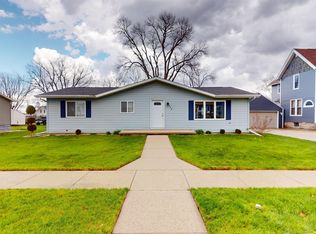 108 S Lubeck St, Holstein, IA 51025