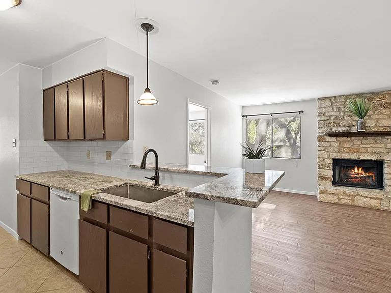 9807 Hundred Oaks Cir #B — Photo 4