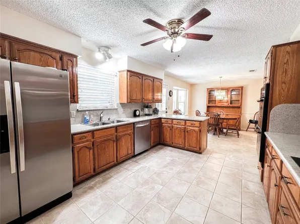 1925 Middle Glen Dr, Carrollton, TX 75007