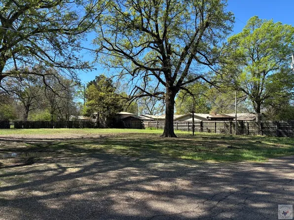 704 E Ave E, Hooks, TX 75561