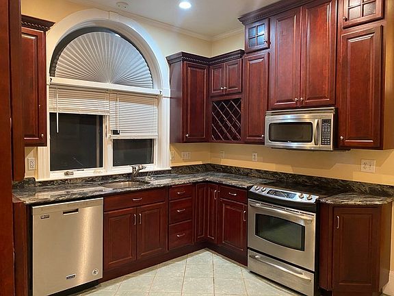 2nd image of 135 Norfolk St #1