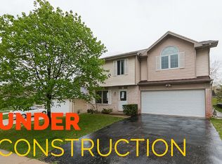 895 Springhill Cir, Naperville, IL 60563