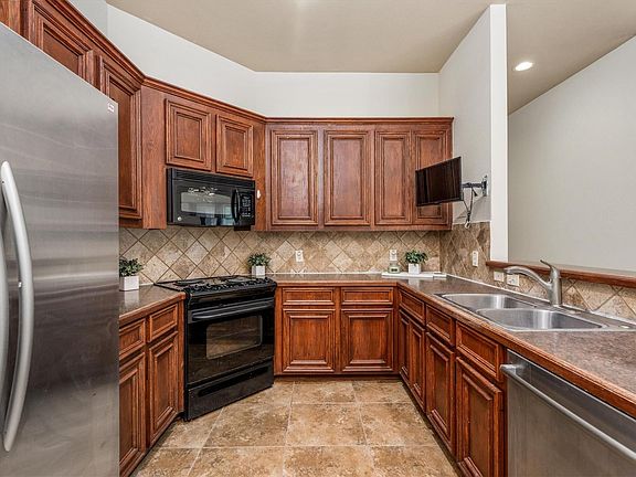 3rd image of 11139 Pembroke Ridge Dr