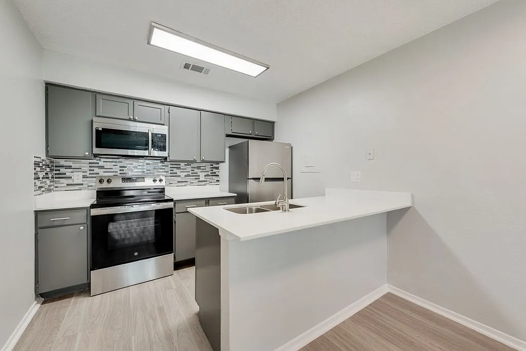 1208 Pecan Square Dr — Photo 1